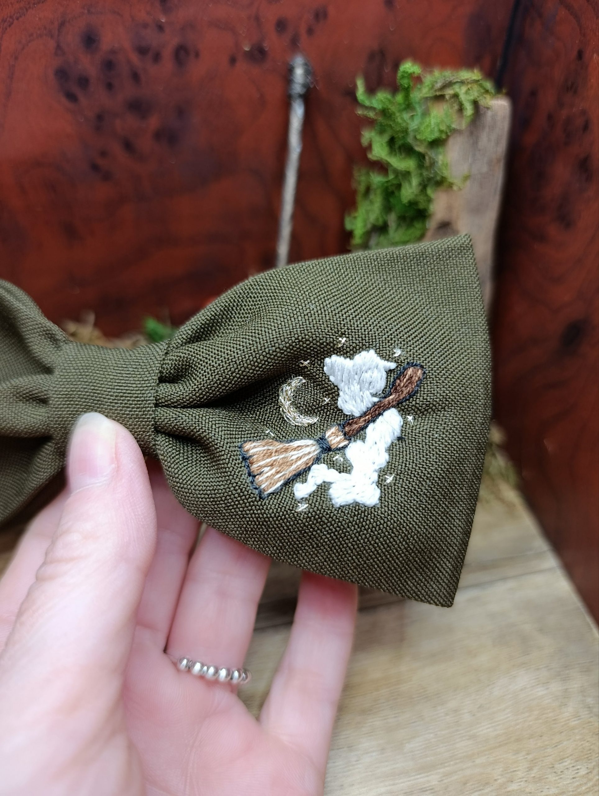 Barrette brodée – Balai enchanté et fumée phosphorescente – Image 5