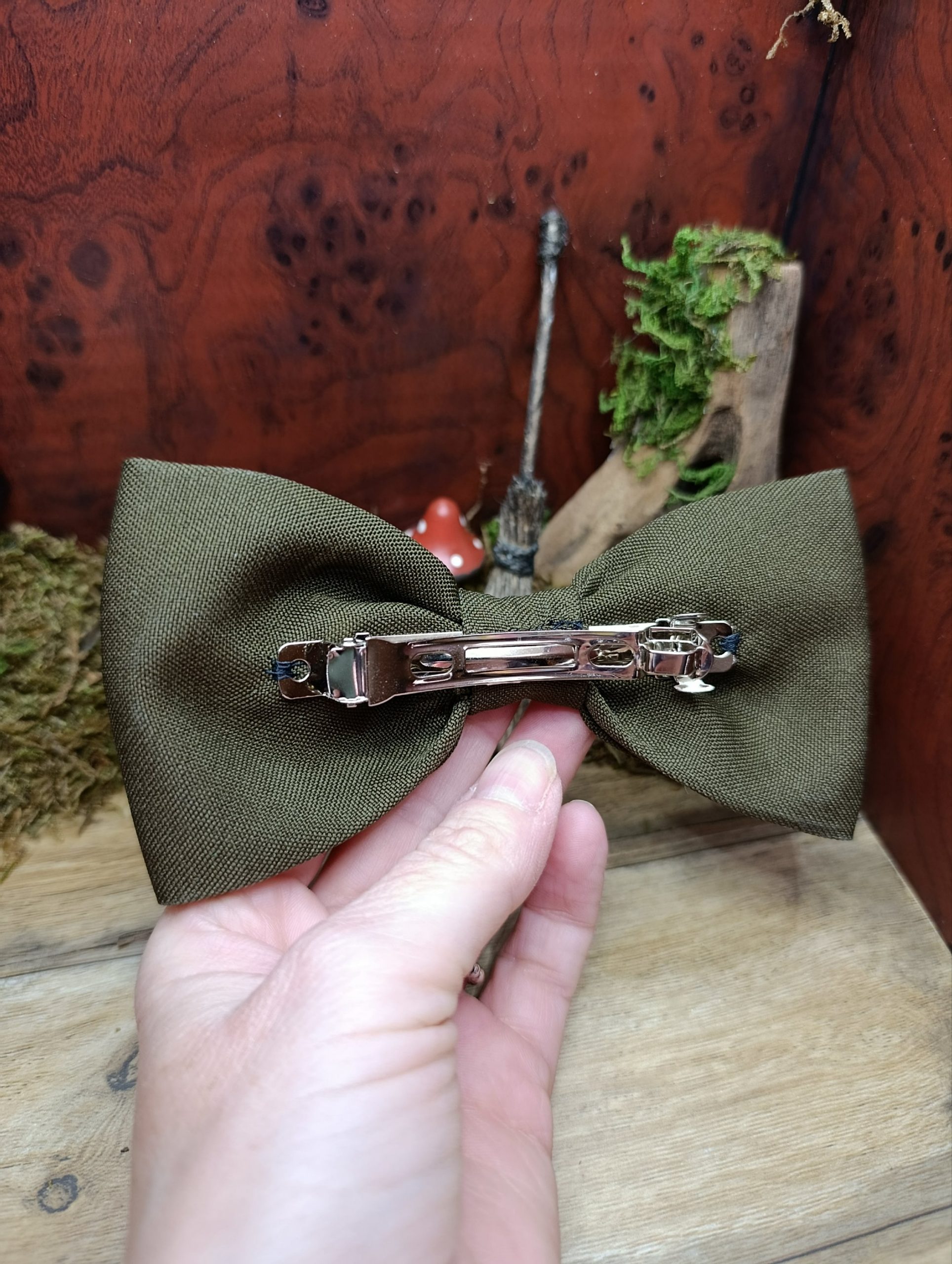 Barrette brodée – Balai enchanté et fumée phosphorescente – Image 6