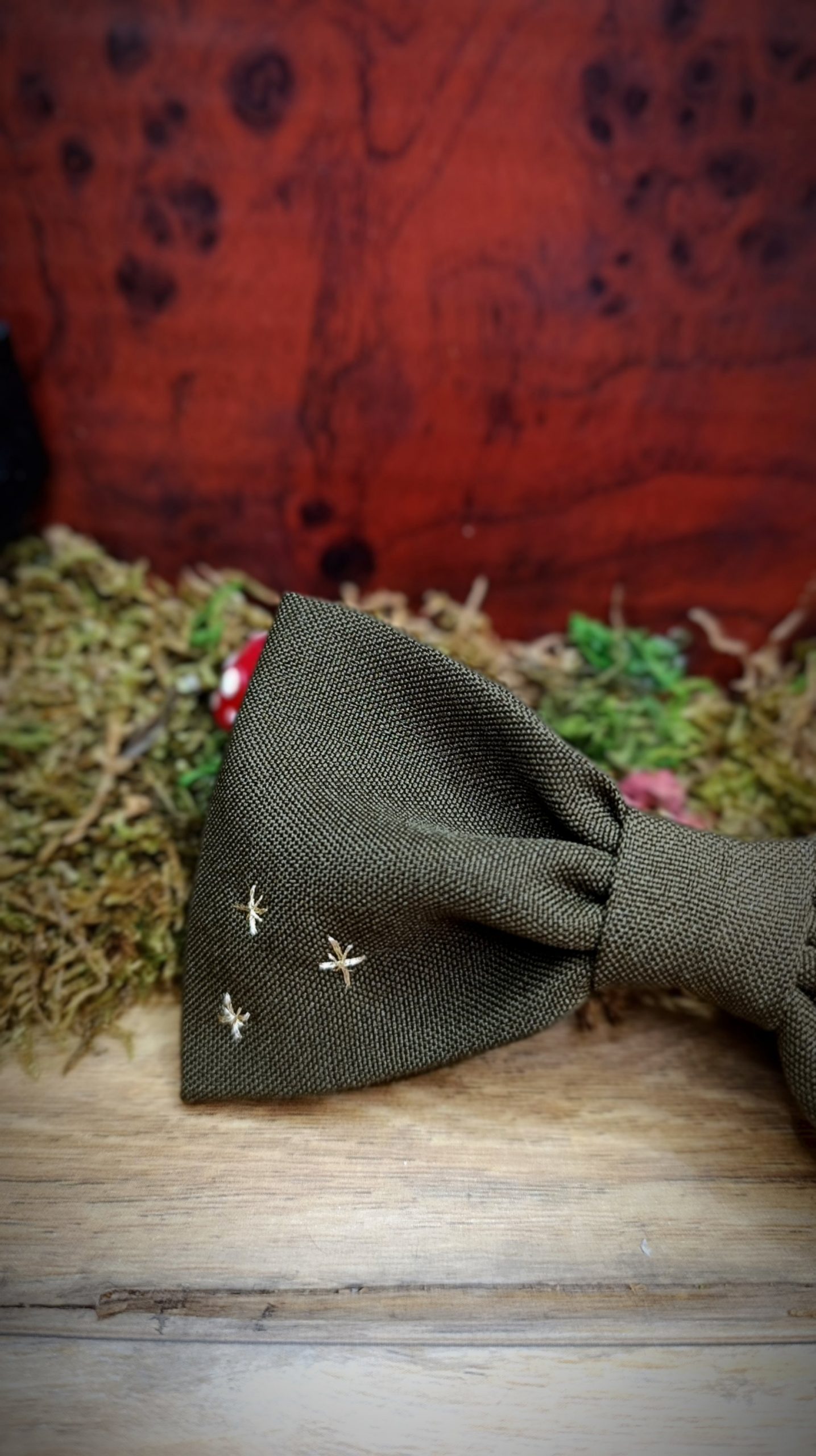 Barrette brodée – Balai enchanté et fumée phosphorescente – Image 2