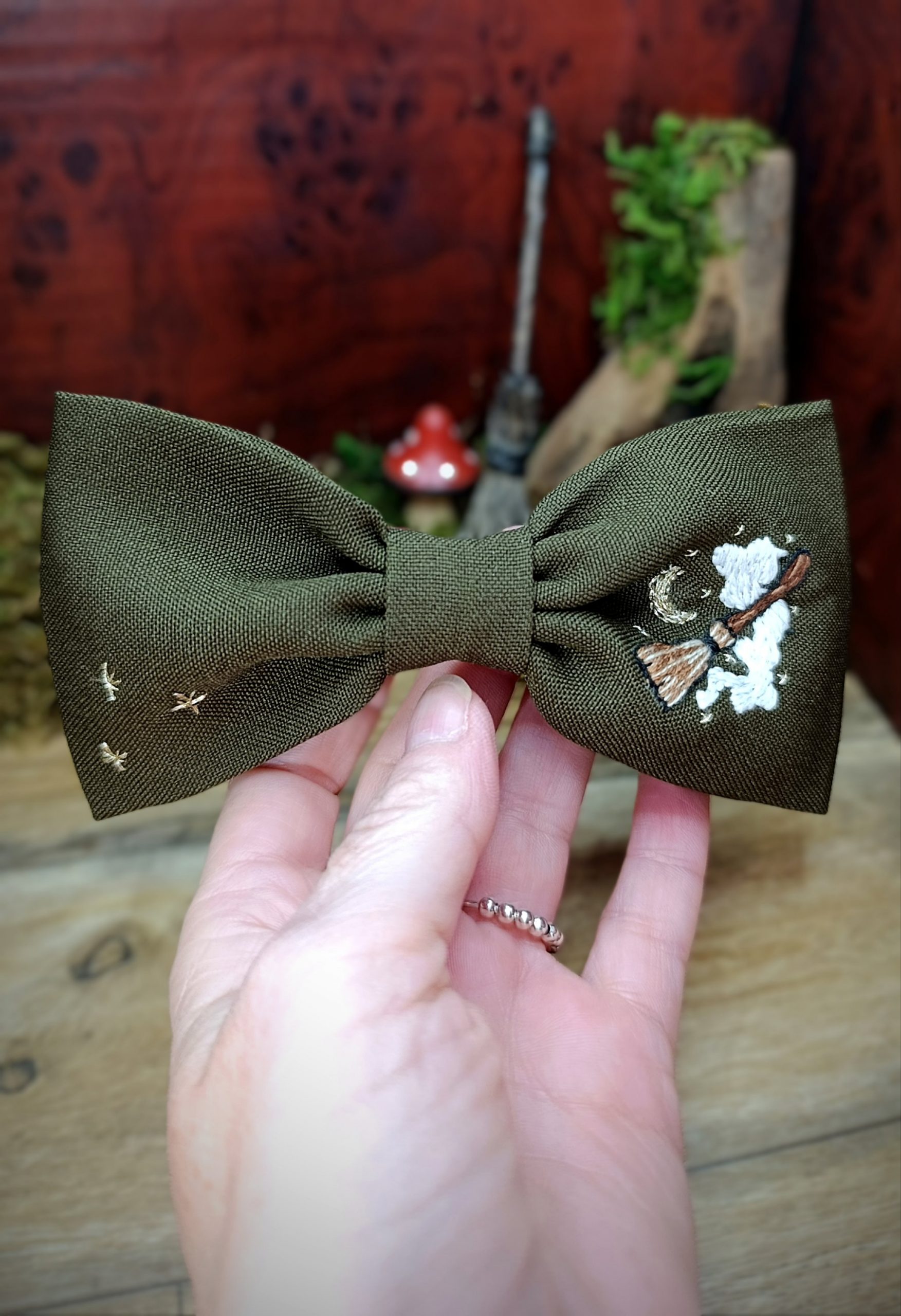 Barrette brodée – Balai enchanté et fumée phosphorescente – Image 3