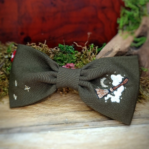 Barrette brodée – Balai enchanté et fumée phosphorescente