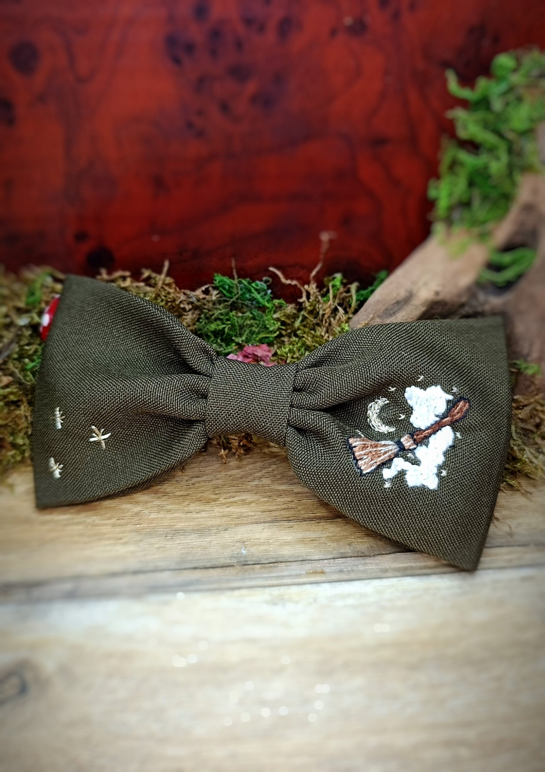 Barrette brodée – Balai enchanté et fumée phosphorescente