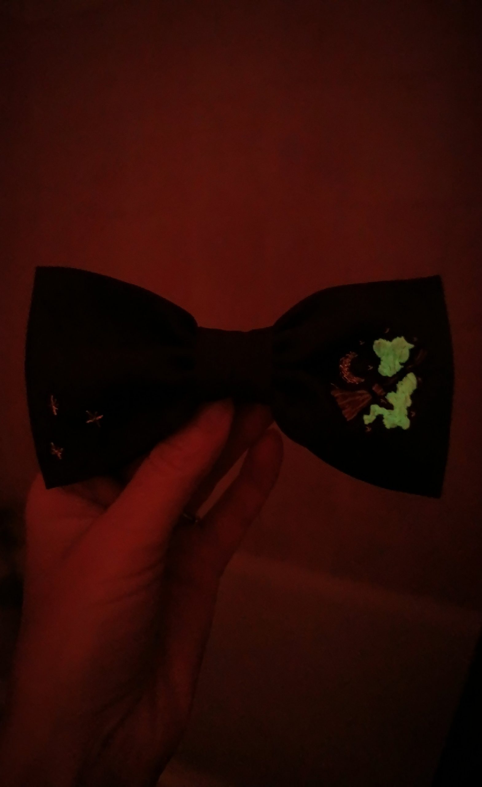 Barrette brodée – Balai enchanté et fumée phosphorescente – Image 4