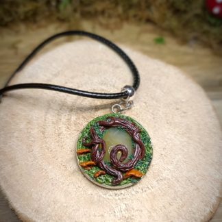 Pendentif forêt enchantée – pierre mystérieuse et racines entrelacées