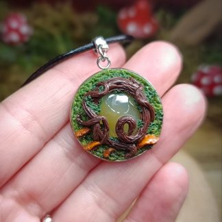 Pendentif forêt enchantée – pierre mystérieuse et racines entrelacées