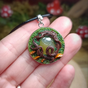 Pendentif forêt enchantée – pierre mystérieuse et racines entrelacées