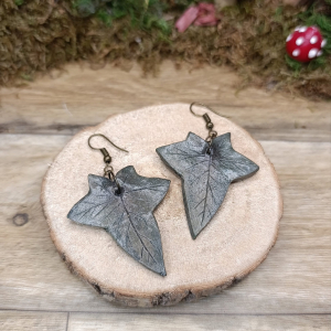 Boucles d&rsquo;oreilles feuilles de lierre – fait main