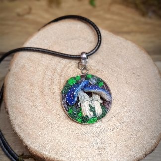 Pendentif champignons bleus avec éclats de cristal