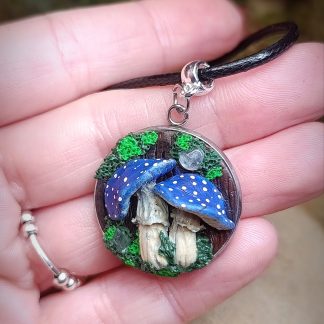 Pendentif champignons bleus avec éclats de cristal