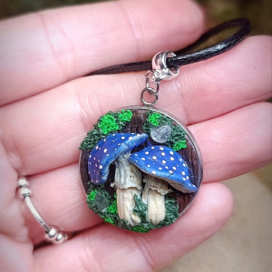 Pendentif champignons bleus avec éclats de cristal