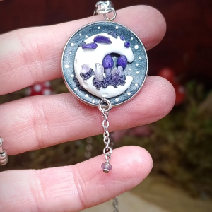 Pendentif clair de lune – champignons violets & cristaux d&rsquo;améthyste