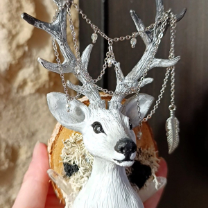 Biche Enchantée aux Bois Cristallins – Décoration murale à suspendre