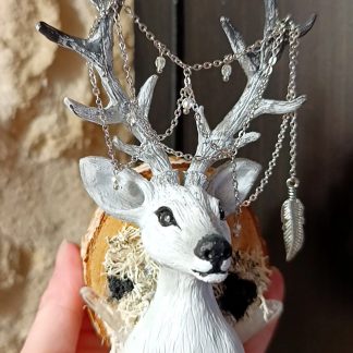 Biche Enchantée aux Bois Cristallins - Décoration murale à suspendre