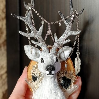 Biche Enchantée aux Bois Cristallins - Décoration murale à suspendre