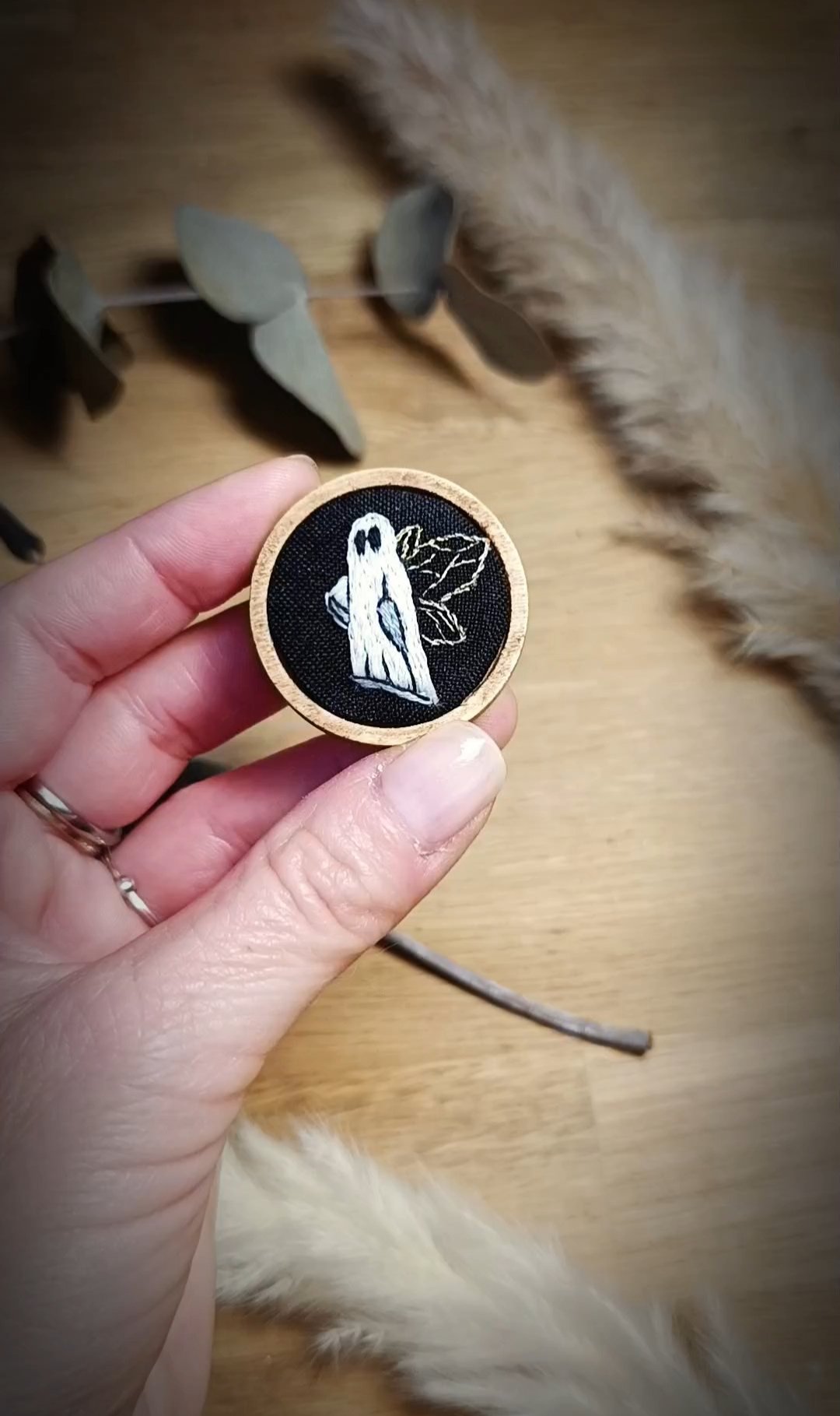 Broche broderie fantôme phosphorescent – Image 4