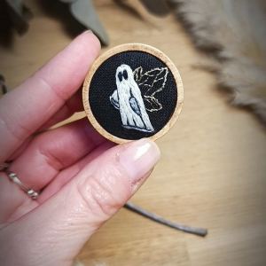 Broche broderie fantôme phosphorescent