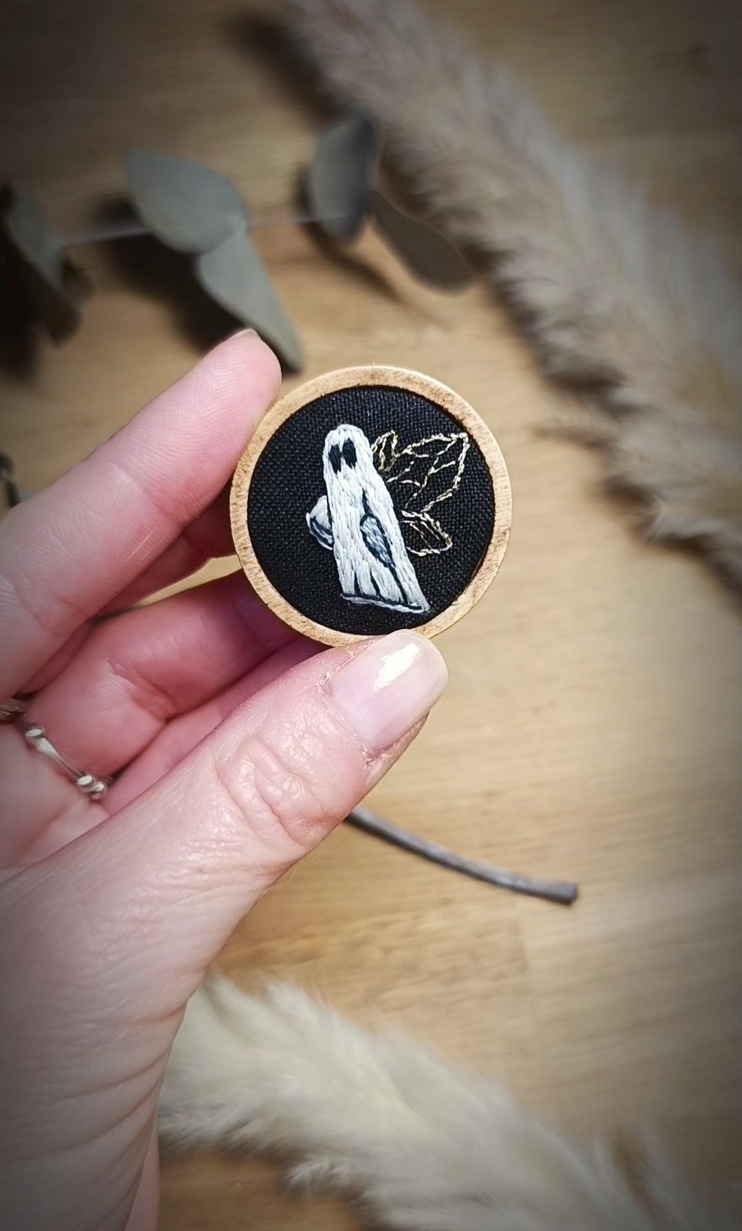 Broche broderie fantôme phosphorescent