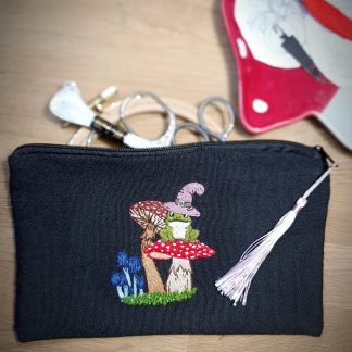Pochette brodée à la main – Grenouille sorcière et champignons