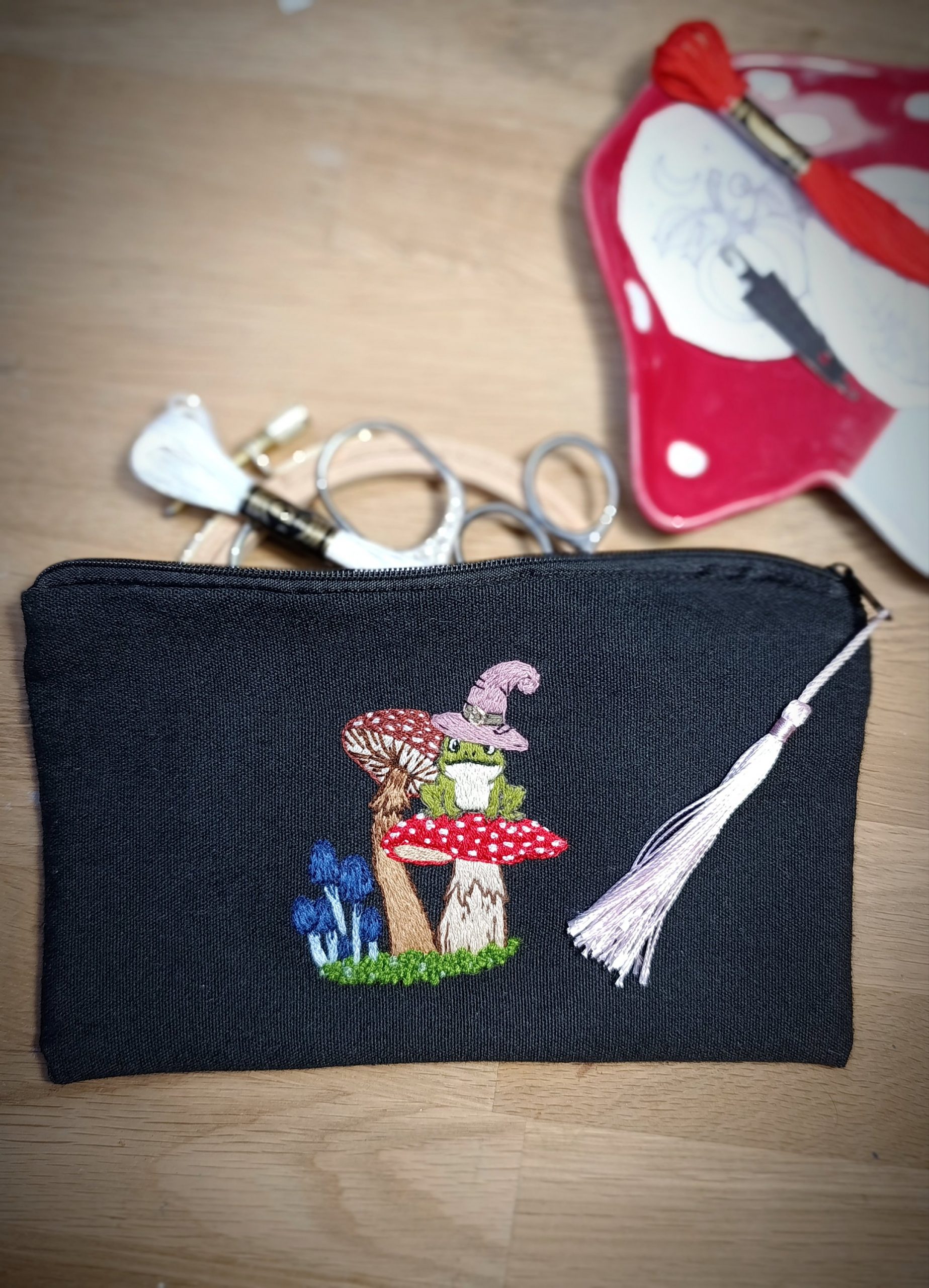 Pochette brodée à la main – Grenouille sorcière et champignons – Image 2