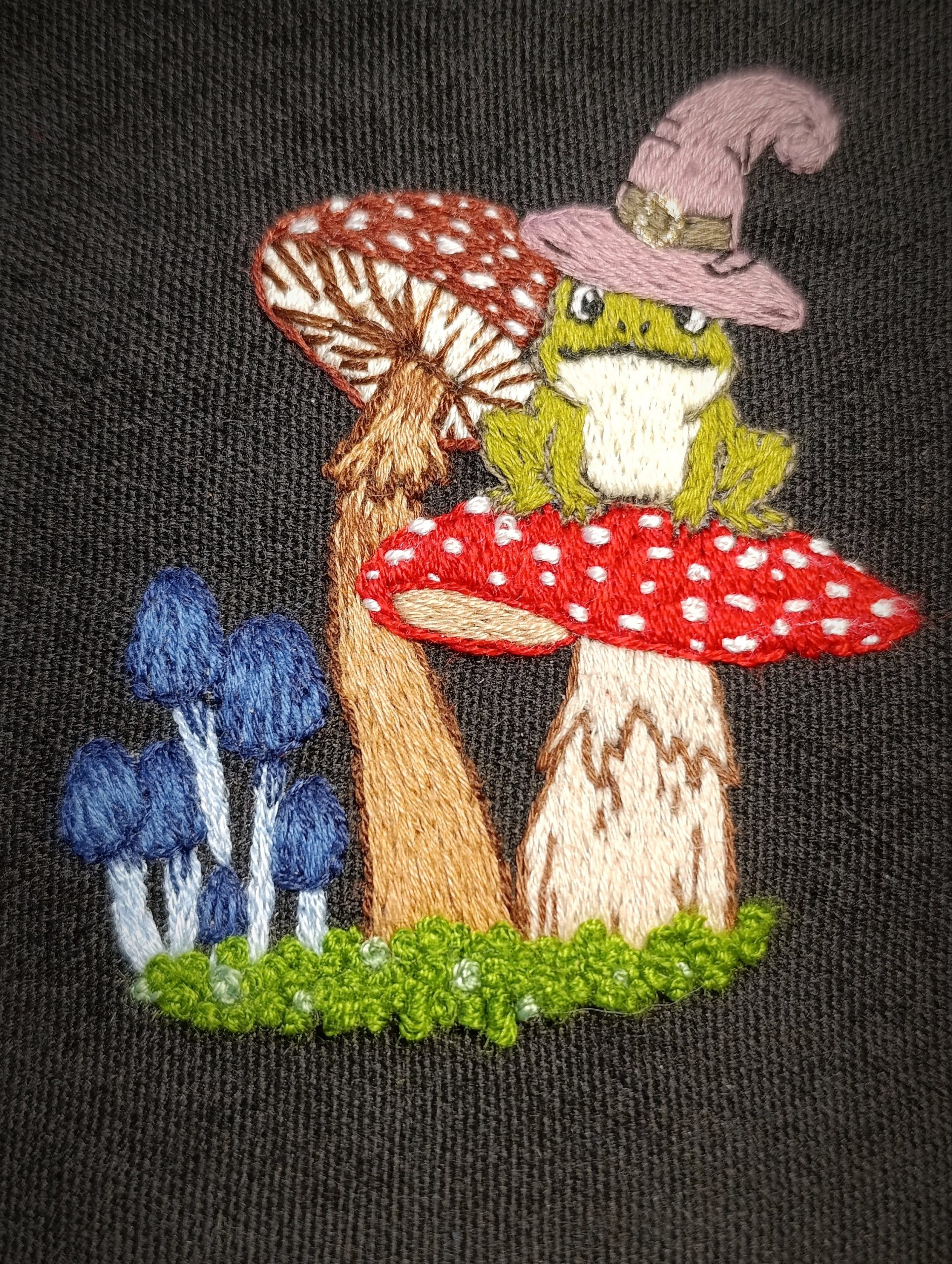 Pochette brodée à la main – Grenouille sorcière et champignons – Image 4