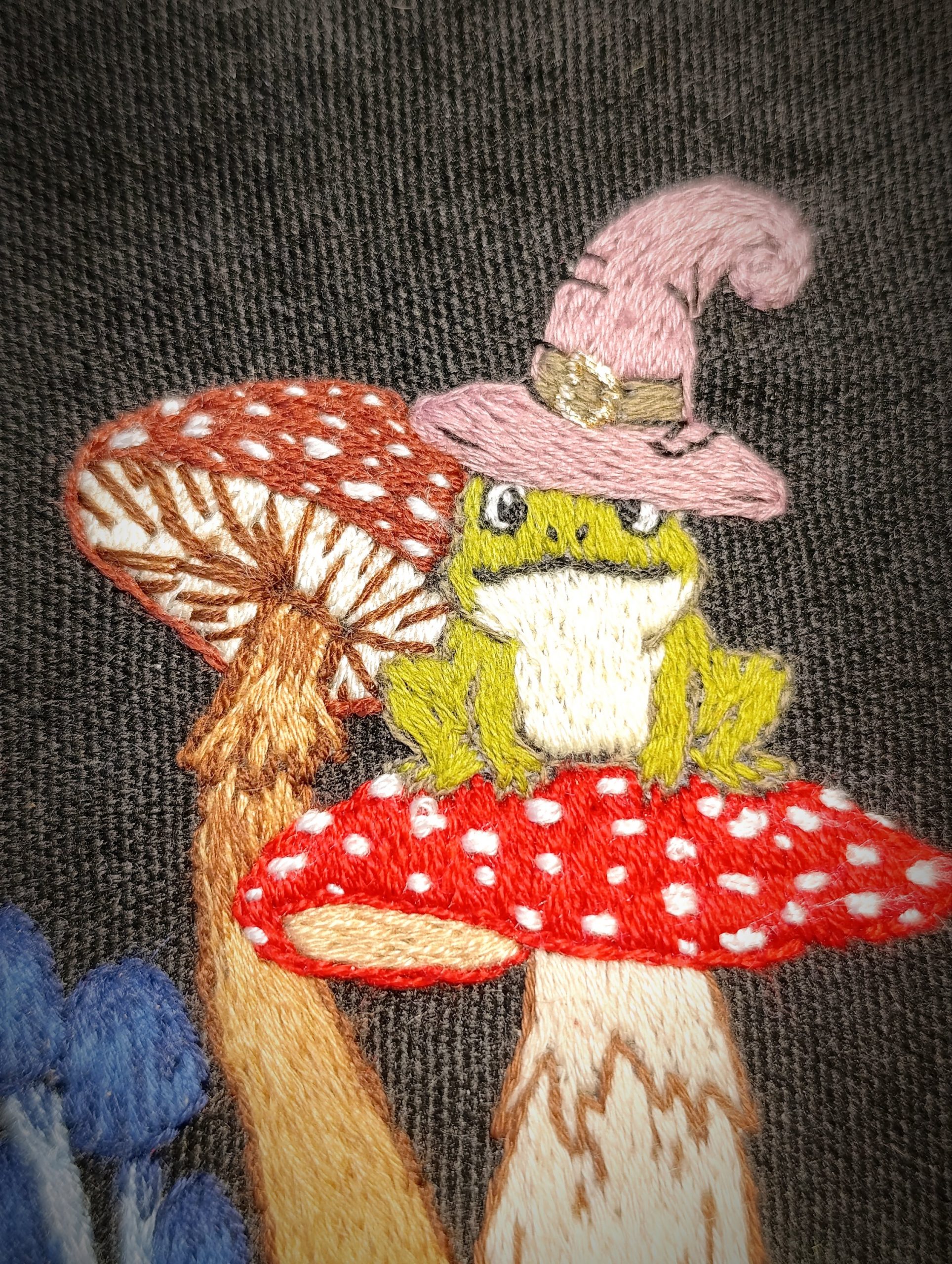 Pochette brodée à la main – Grenouille sorcière et champignons – Image 5