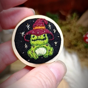 Broche broderie crapaud sorcier