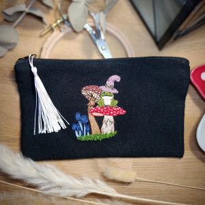 Pochette brodée à la main – Grenouille sorcière et champignons