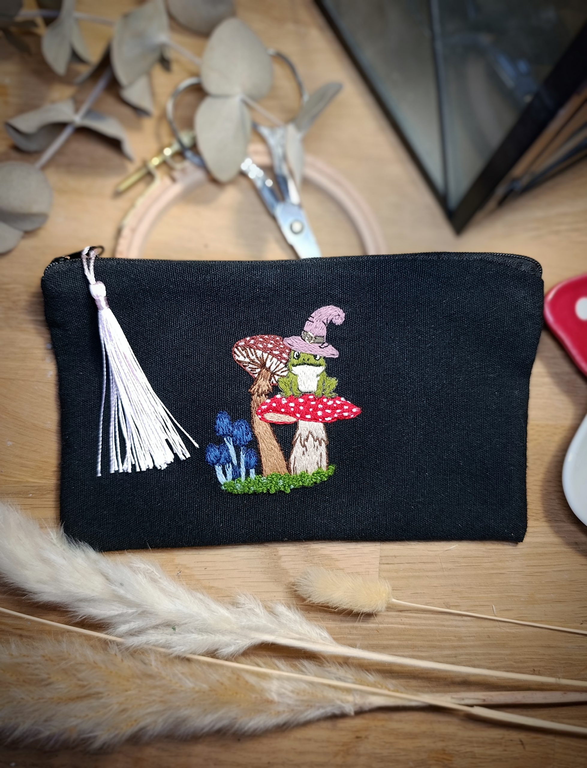 Pochette brodée à la main – Grenouille sorcière et champignons