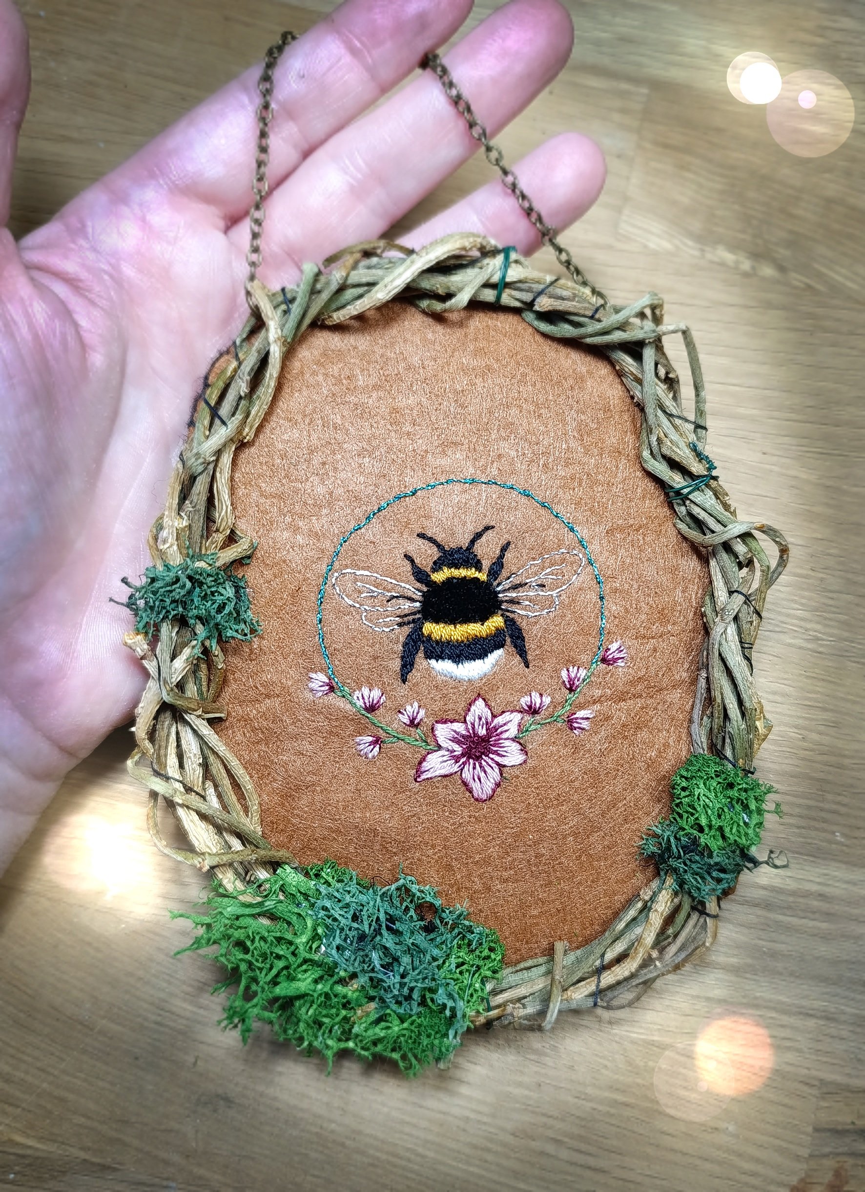 Couronne à suspendre Broderie "Bourdon des bois"