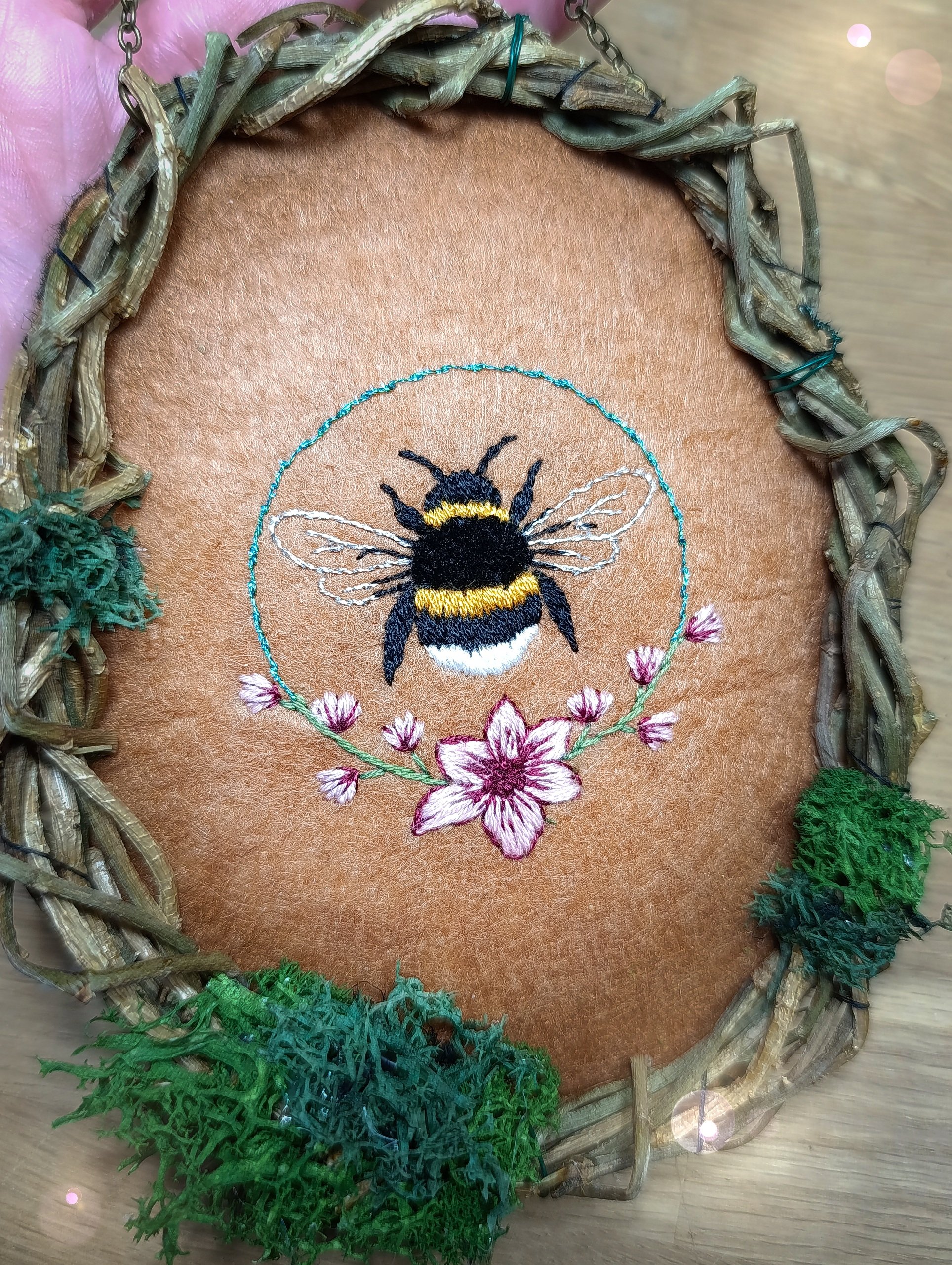 Couronne à suspendre Broderie "Bourdon des bois" – Image 2