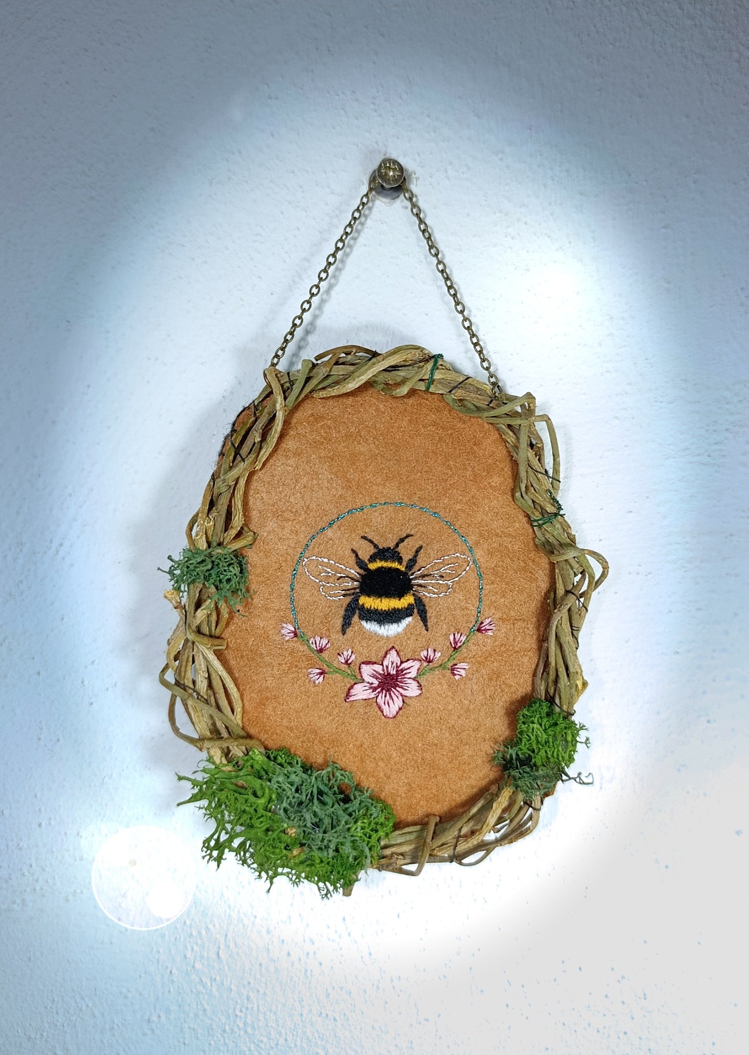 Couronne à suspendre Broderie "Bourdon des bois" – Image 3