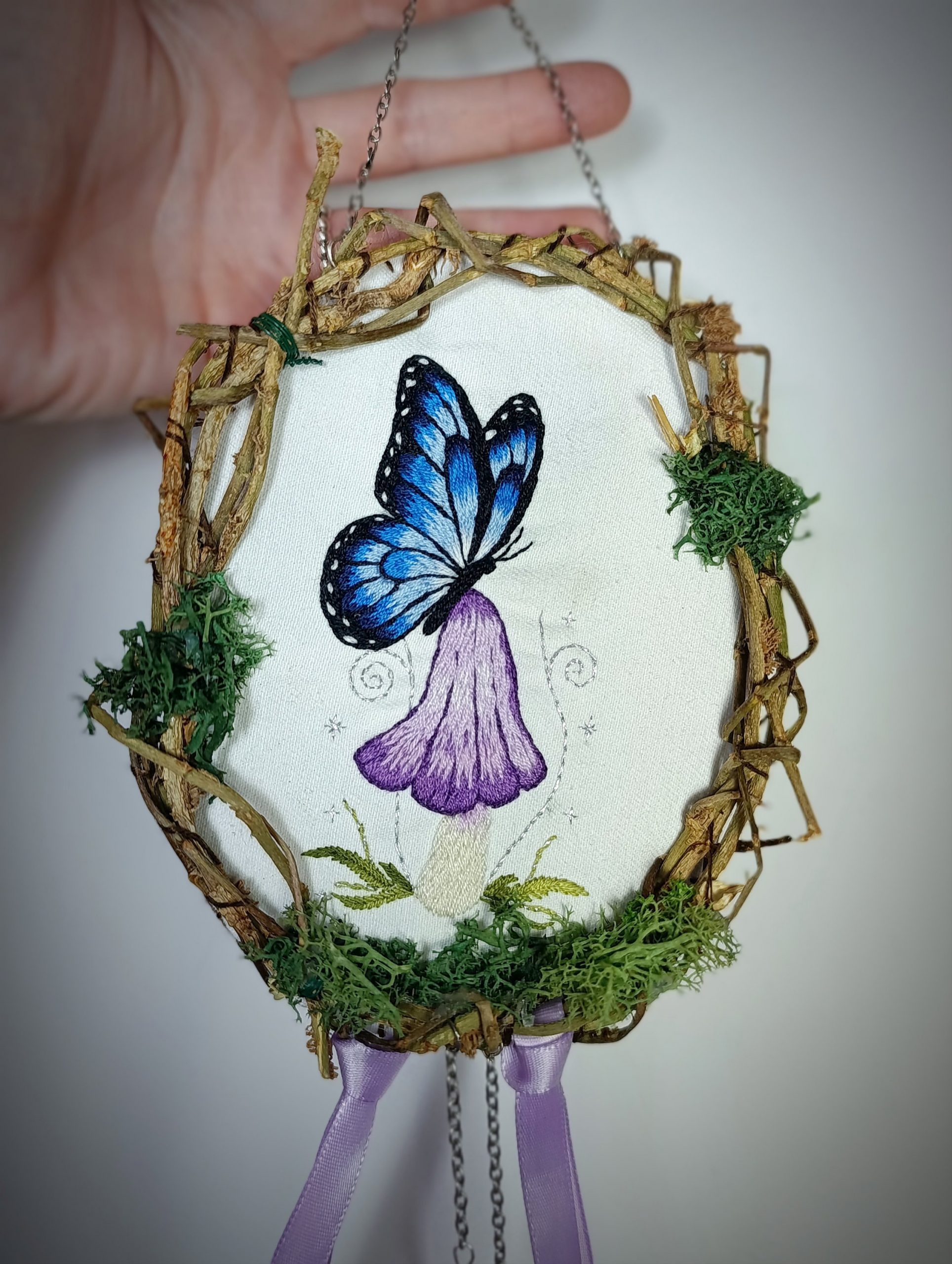 Couronne à suspendre Broderie "Papillon dans forêt enchantée" – Image 3