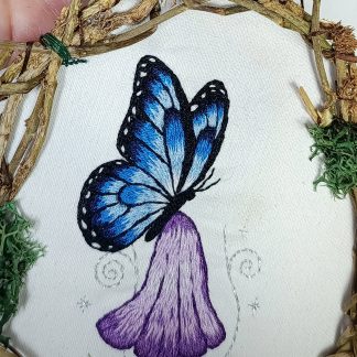 Couronne à suspendre Broderie "Papillon dans forêt enchantée"