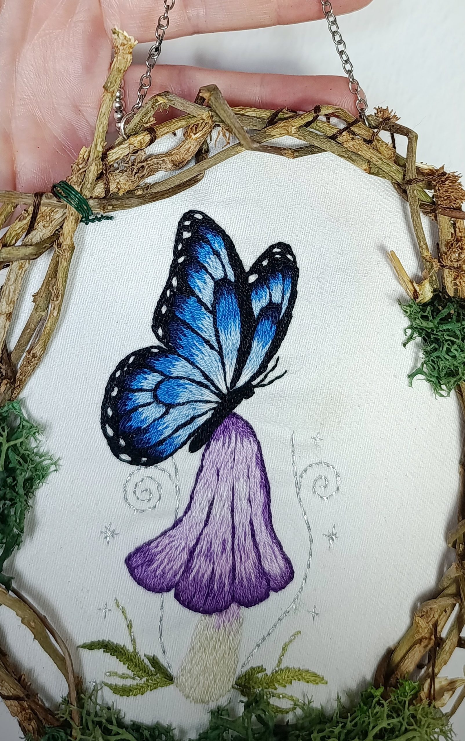 Couronne à suspendre Broderie "Papillon dans forêt enchantée" – Image 2