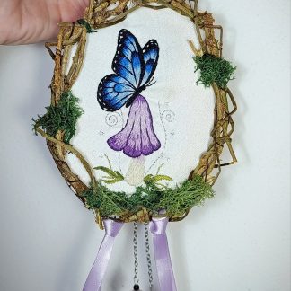 Couronne à suspendre Broderie "Papillon dans forêt enchantée"