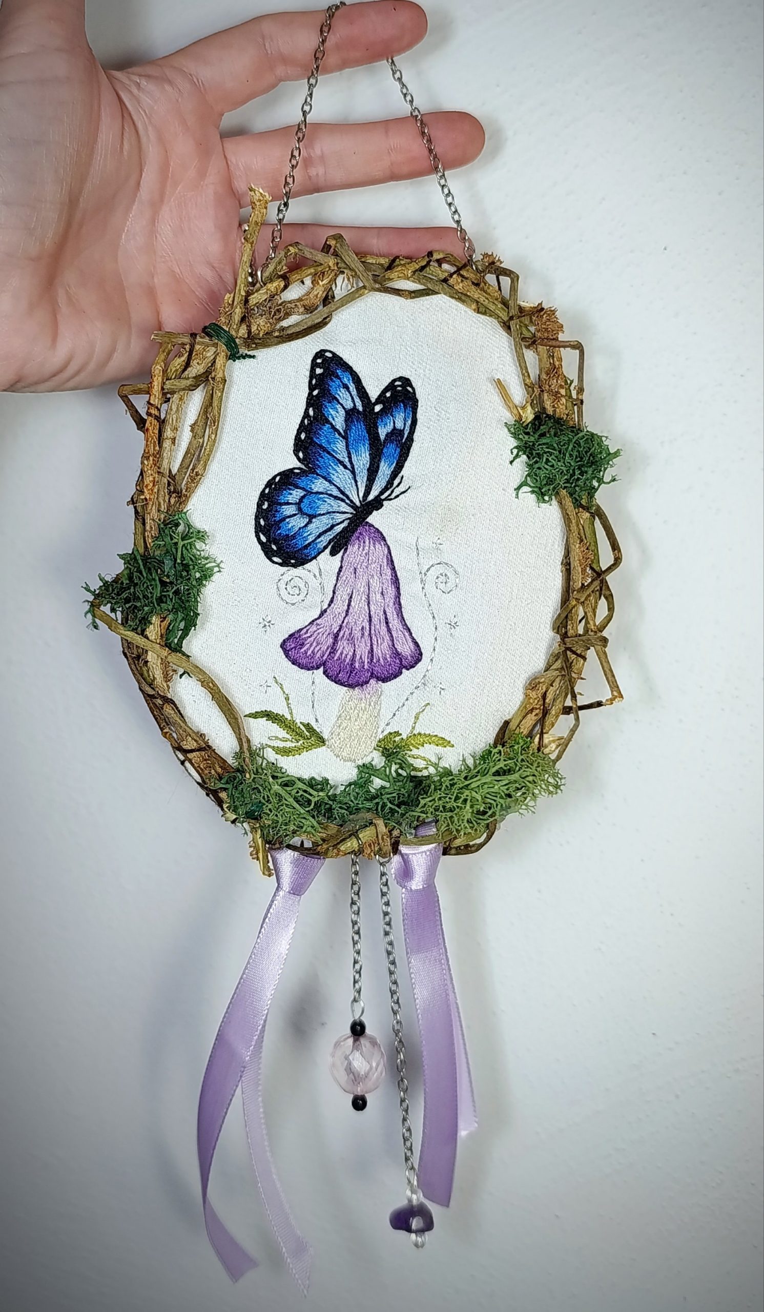 Couronne à suspendre Broderie "Papillon dans forêt enchantée"