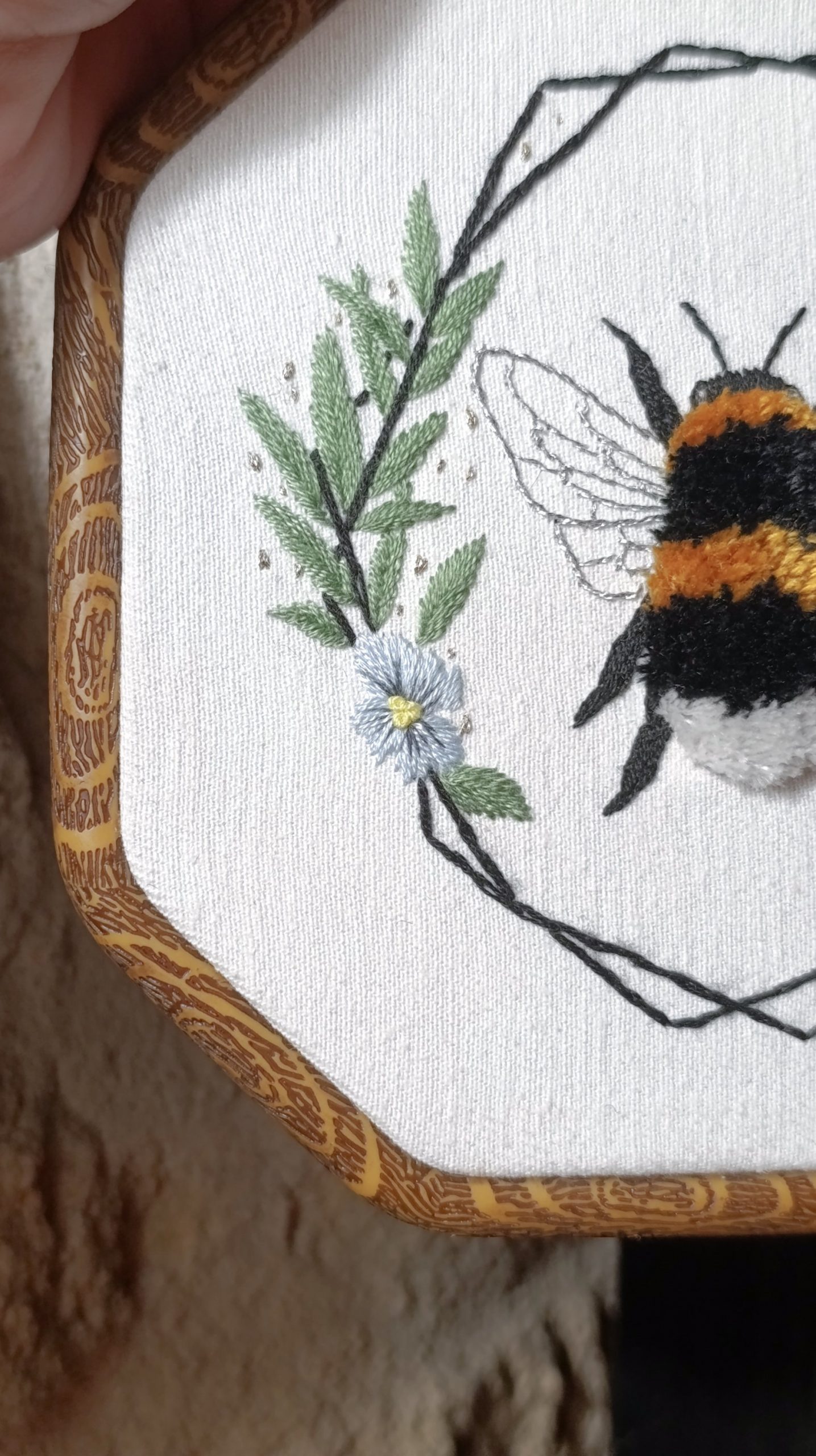 Décoration murale botanique - Broderie à la main bourdon – Le Gardien des fleurs – Image 4