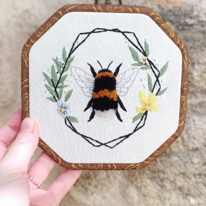 Décoration murale botanique – Broderie à la main bourdon – Le Gardien des fleurs
