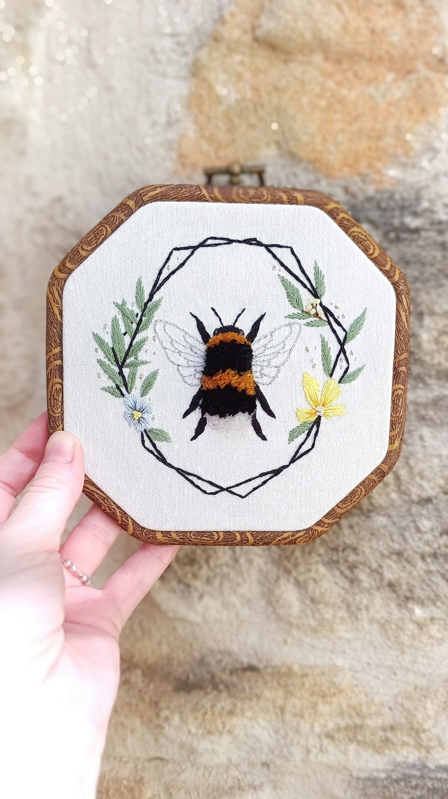 Décoration murale botanique - Broderie à la main bourdon – Le Gardien des fleurs