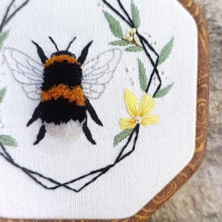 Décoration murale botanique - Broderie à la main bourdon – Le Gardien des fleurs