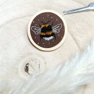 Broche brodée à la main – Petit Gardien des Fleurs