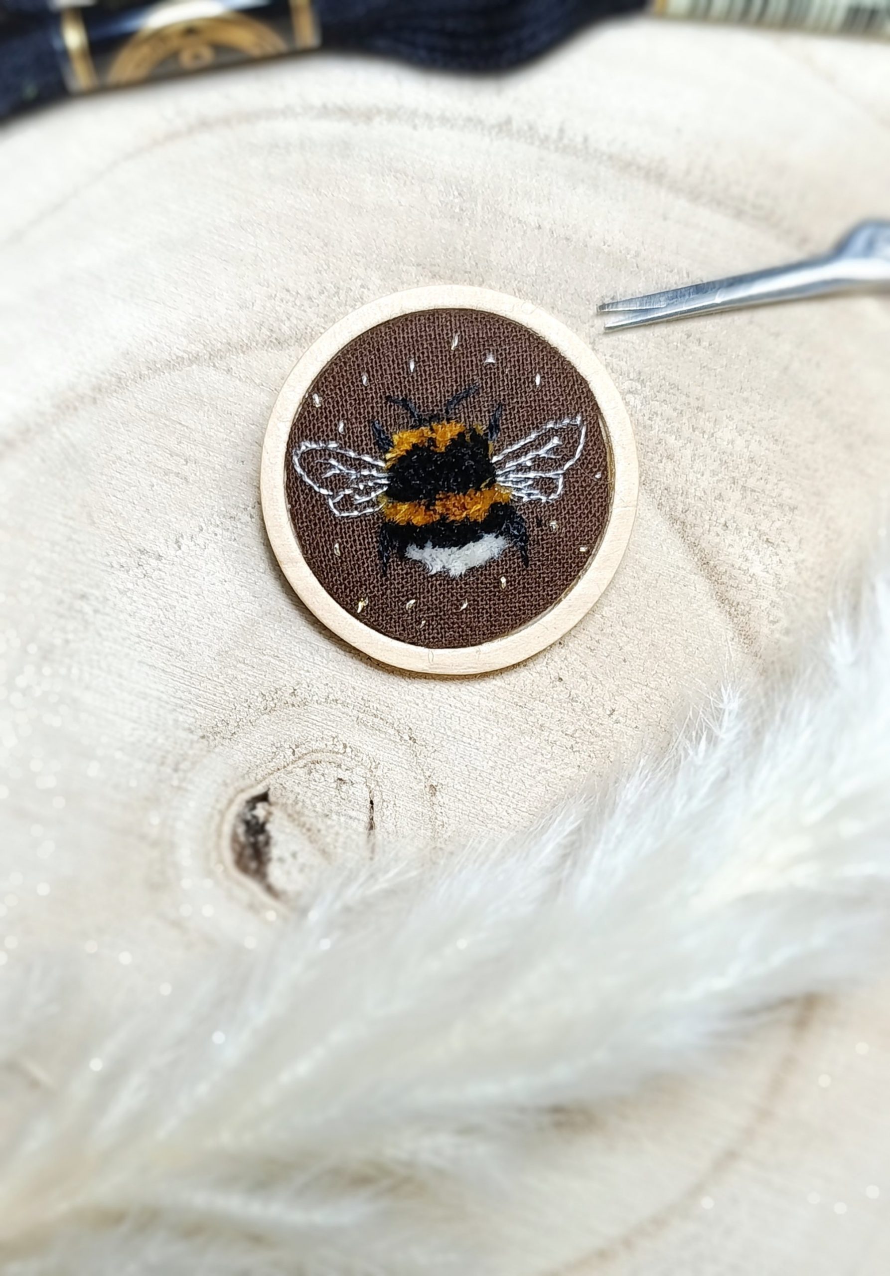 Broche brodée à la main – Petit Gardien des Fleurs – Image 2