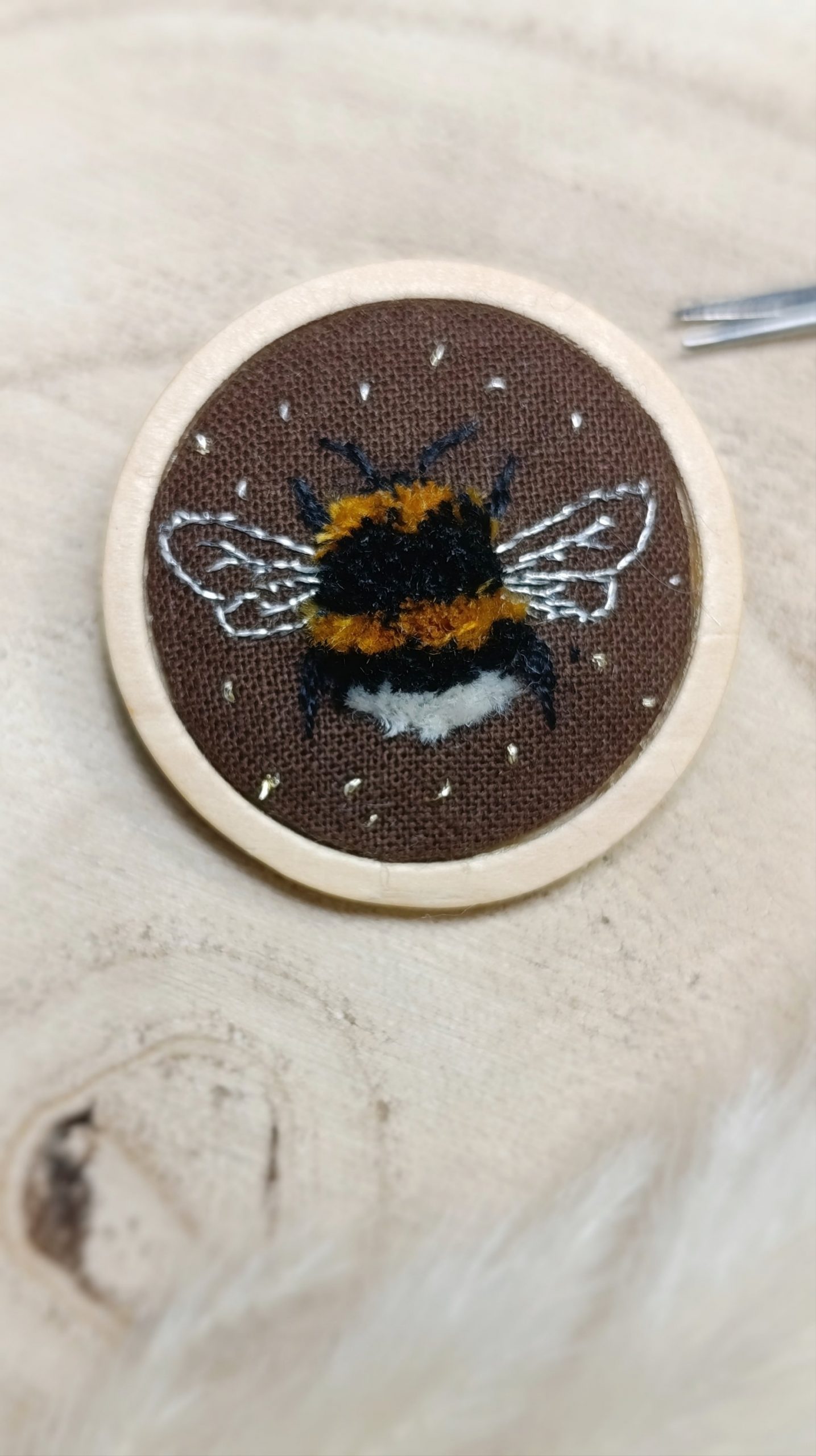 Broche brodée à la main – Petit Gardien des Fleurs – Image 3