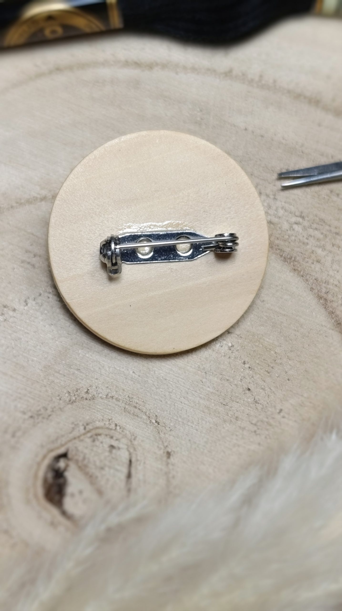 Broche brodée à la main – Petit Gardien des Fleurs – Image 4