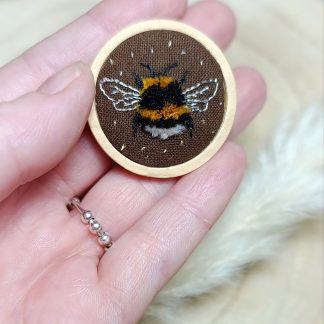 Broche brodée à la main – Petit Gardien des Fleurs