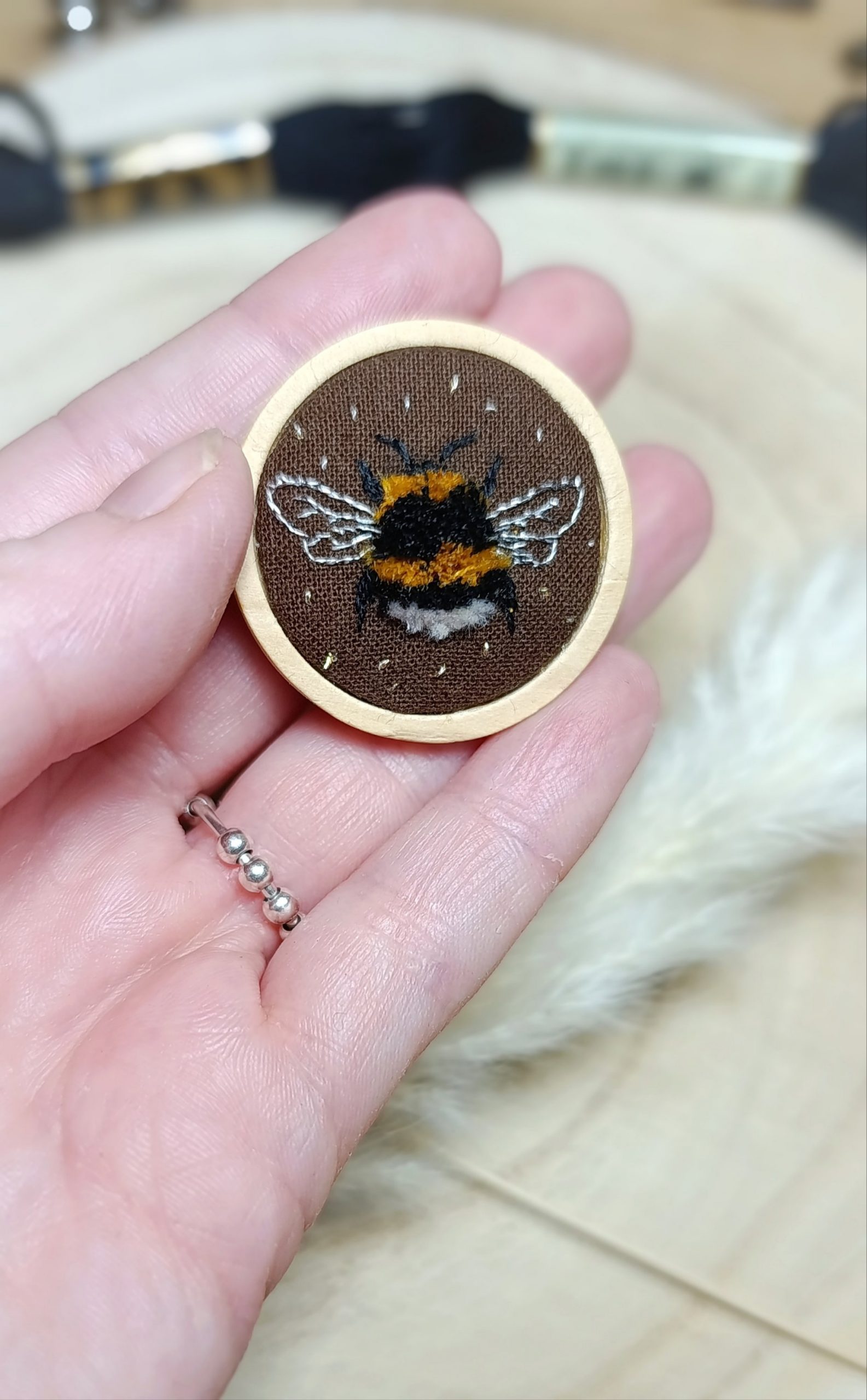 Broche brodée à la main – Petit Gardien des Fleurs