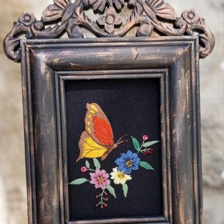 Décoration murale botanique - Broderie papillon encadré