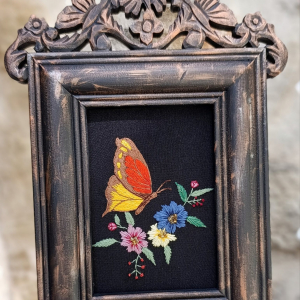 Décoration murale botanique – Broderie papillon encadré