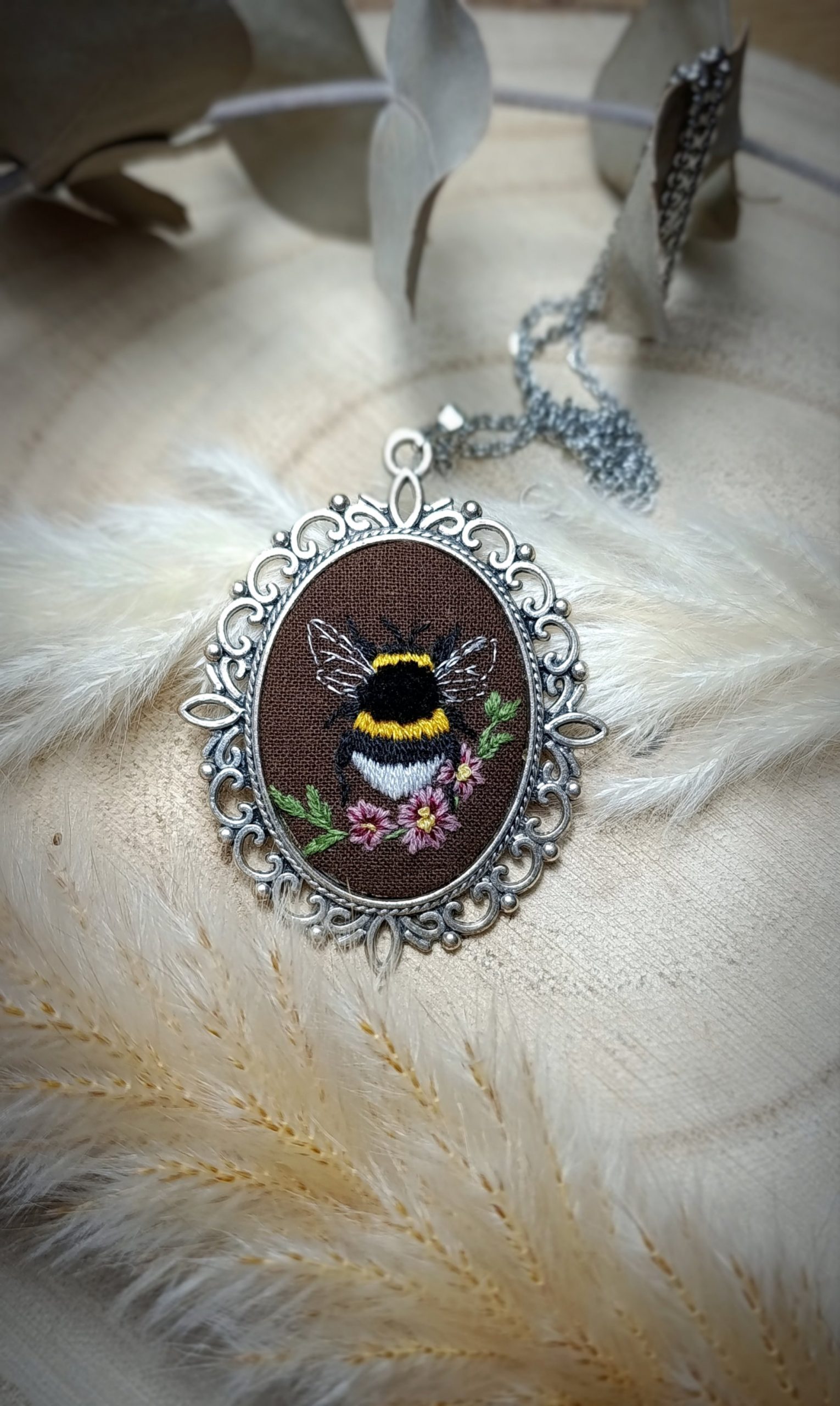 Pendentif brodée à la main – Bourdon petit Gardien des Fleurs – Image 3