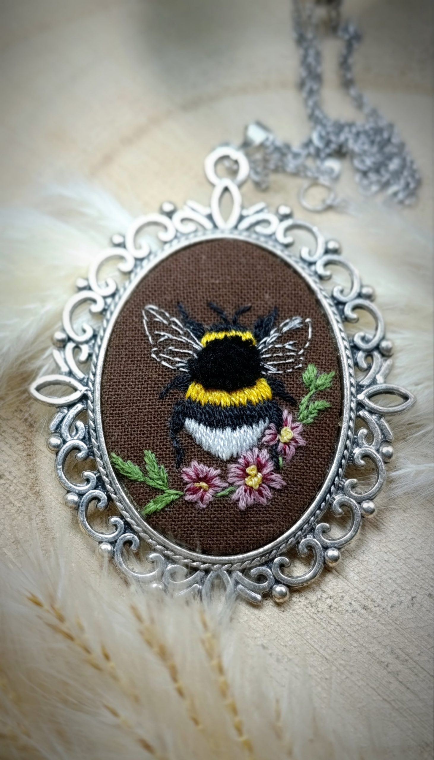 Pendentif brodée à la main – Bourdon petit Gardien des Fleurs – Image 5